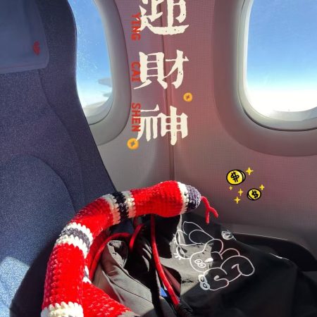 毛織蛇形玩偶-紅黑白配色